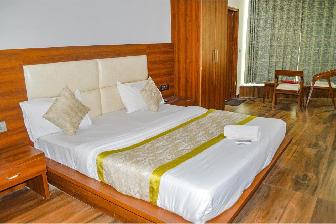 Fabhotel The Golf Inn Ноида Екстериор снимка